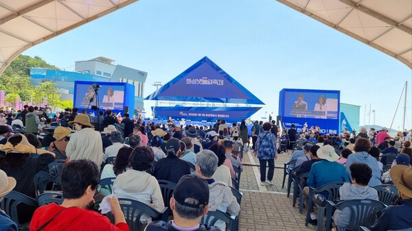 올해로 14회째를 맞는 화성 뱃놀이 축제는 다음달 2일까지 화성시 서신면 전곡항 일원에서 개최되며 해양레저기구 승선체험, 갯벌체험, 문화예술 공연 등 다양한 해양체험 콘텐츠를 즐길 수 있는 대한민국 대표 해양 축제로, 지난해에는 21만 명이 다녀갔다./ 김두일 기자