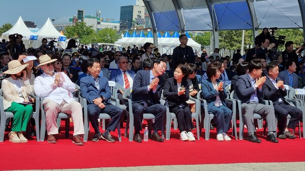 이날 개막식에는 송옥주 국회의원 및 김경희 화성시의회 의장과 시도의원들 그리고 경기평택항만공사 김석구 사장, 화성도시공사 김근영 사장 등 유관기관 대표들의 대거 참석해 자리를 빛냈으며 주한 멕시코대사도 자리를 함께 했다./ 김두일 기자