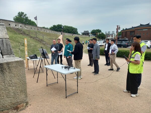 수원시(시장 이재준)가 ‘2024년 집중안전점검’ 기간을 맞아 드론을 활용한 건축·토목 분야 점검을 실시, 안전사각지대를 해소했다./ 수원시 제공