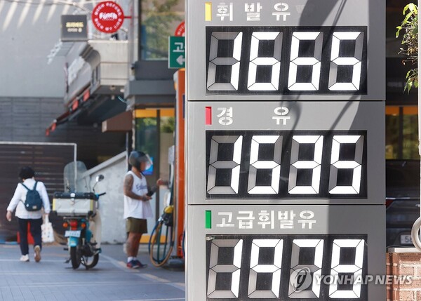 주유소 기름값 내림세 지속…다음 주도 하락세 - 이번 주 국내 주유소에서 휘발유와 경유의 주간 평균 판매 가격이 동반 하락했다. 한국석유공사 유가정보시스템 오피넷에 따르면 5월 다섯째 주(5월 26∼30일) 전국 주유소 휘발유 평균 판매가는 직전 주 대비 L당 12.6원 내린 1천678.4원으로, 4주 연속 하락세를 보였다. 사진은 2일 서울 시내 주유소 모습. /연합뉴스