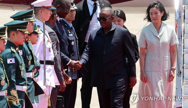 [한-아프리카 정상회의] 기니비사우 대통령 방한 - 한-아프리카 정상회의에 참석하는 우마로 시소코 엠발로 기니비사우 대통령이 2일 서울공항에서 환영나온 김효은 외교부 기후변화대사(오른쪽)와 이동하고 있다. /연합뉴스