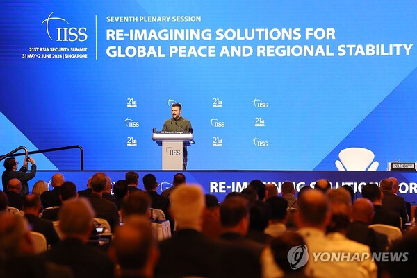 젤렌스키 대통령, 샹그릴라 대화서 연설 - 볼로디미르 젤렌스키 우크라이나 대통령이 2일(현지시간) 싱가포르 샹그릴라 호텔에서 열린 제21차 아시아 안보회의(샹그릴라 대화) 7차 본회의에 참석해 연설하고 있다. /연합뉴스