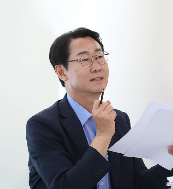 정명근 화성시장은 특례시 출범을 앞두고 자긍심과 자부심이 가득한 화성시민이 ‘더 살기좋고, 더 일하기 좋으며 더 즐거운 도시’를 향해 내실을 다지며 특히 복지와 문화 생활의 향상, 선순환 경제와 사통발달 교통 문제를 해소하기 위한 발걸음에 박차를 가하고 있다./ 정명근 화성시장 페이스북 캡쳐