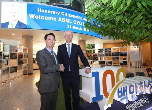 정명근 시장은 “화성시 소재 제조업체 수는 2만8509개로 경기도에서 가장 많고 제약단지 등 22개의 산업단지가 운영 및 조성 추진 중으로 화성시는 명실상부한 경기도 산업의 핵심기지다”라는 점을 부각했다./ 정명근 화성시장 페이스북 캡쳐