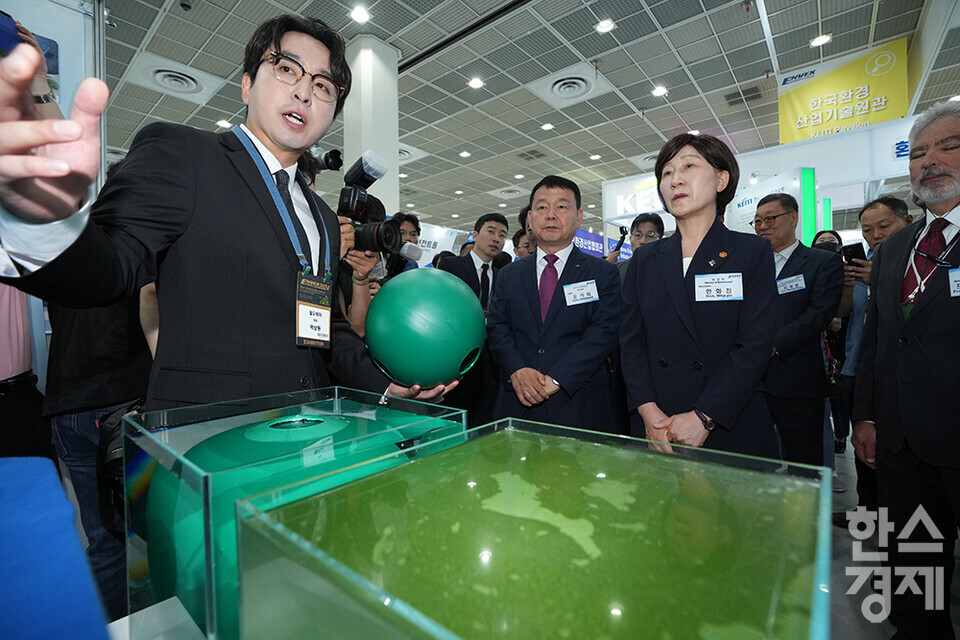 한화진 환경부 장관이 3일 오전 서울 강남구 코엑스에서 열린 제45회 국제환경산업기술&그린에너지전에 참가한 월드워터 부스 관계자에게 전력 없이, 물에 띄워놓으면 녹조가 제거되는 녹조 저감장치 그린볼에 대한 설명을 듣고 있다. /최대성 기자 dpdaesung@sporbiz.co.kr 2024.06.03.