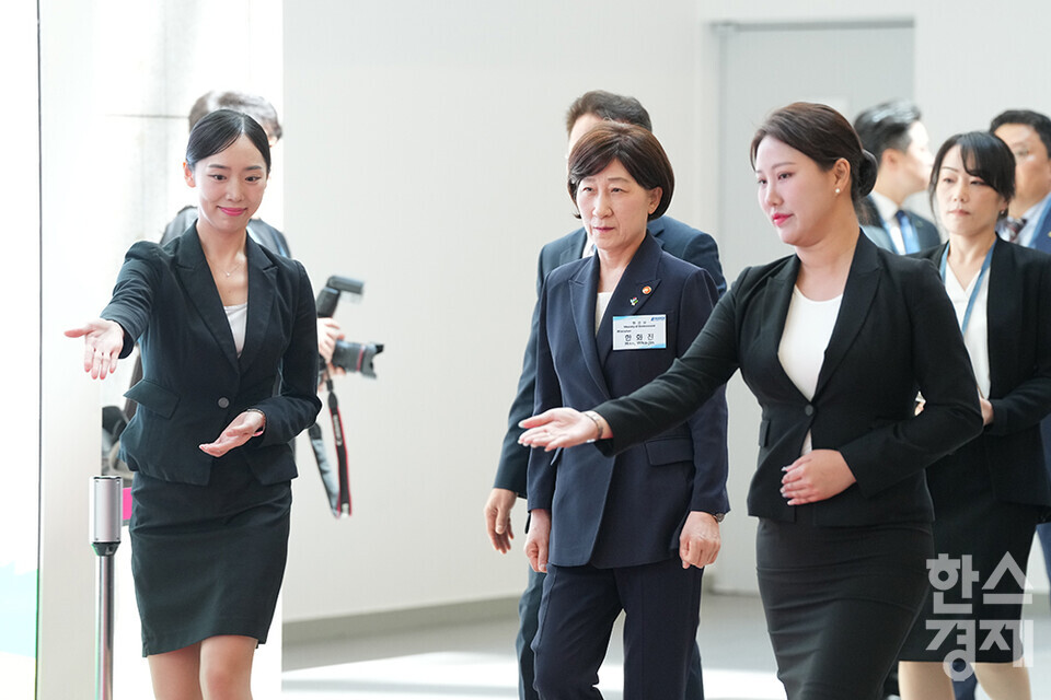 한화진 환경부 장관이 3일 오전 서울 강남구 코엑스에서 열린 제45회 국제환경산업기술&그린에너지전 개막식에 참여하고 있다. /최대성 기자 dpdaesung@sporbiz.co.kr 2024.06.03.