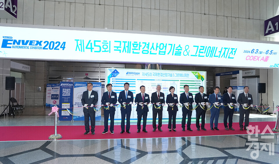 3일 오전 서울 강남구 코엑스에서 제45회 국제환경산업기술&그린에너지전 개막식이 열리고 있다. 우수 녹색 중소기업의 내수 활성화와 수출기반 마련을 위해 개최된 이번 전시회는 오는 5일까지 열린다. /최대성 기자 dpdaesung@sporbiz.co.kr 2024.06.03.