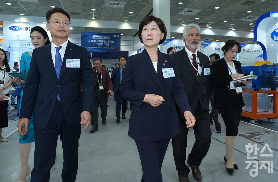 신진수 한국환경보전원 원장과 한화진 장관 등 주요 내빈들이 3일 오전 서울 강남구 코엑스에서 개막한 제45회 국제환경산업기술&그린에너지전을 둘러보고 있다. /최대성 기자 dpdaesung@sporbiz.co.kr 2024.06.03.
