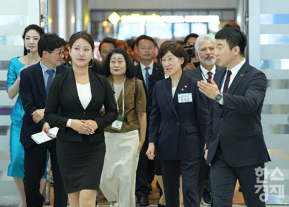 신진수 한국환경보전원 원장과 한화진 장관 등 주요 내빈들이 3일 오전 서울 강남구 코엑스에서 개막한 제45회 국제환경산업기술&그린에너지전을 둘러보고 있다. /최대성 기자 dpdaesung@sporbiz.co.kr 2024.06.03.