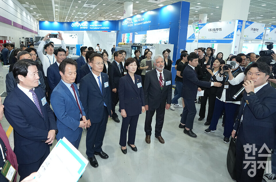 한화진 장관과 신진수 한국환경보전원 원장 등 주요 내빈들이 3일 오전 서울 강남구 코엑스에서 개막한 제45회 국제환경산업기술&그린에너지전을 둘러보고 있다. (주)유성엔지니어링 부스 관계자가 복합바이오탈취기에 대한 설명을 하고 있다. /최대성 기자 dpdaesung@sporbiz.co.kr 2024.06.03.