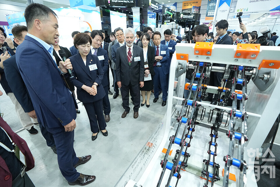 한화진 장관과 신진수 한국환경보전원 원장 등 주요 내빈들이 3일 오전 서울 강남구 코엑스에서 개막한 제45회 국제환경산업기술&그린에너지전을 둘러보고 있다. 효림이엔아이(주) 부스 관계자가 제로 카본 비즈니스에 대한 설명을 하고 있다. /최대성 기자 dpdaesung@sporbiz.co.kr 2024.06.03.