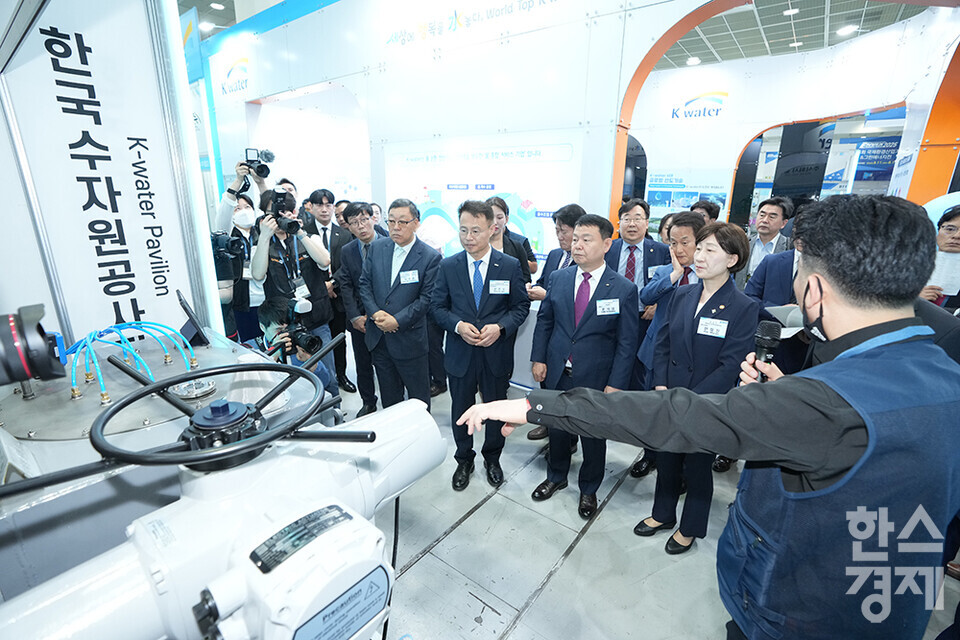 한화진 장관과 신진수 한국환경보전원 원장 등 주요 내빈들이 3일 오전 서울 강남구 코엑스에서 개막한 제45회 국제환경산업기술&그린에너지전을 둘러보고 있다. (주)솔브 부스 관계자가 제품 관련 설명을 하고 있다. /최대성 기자 dpdaesung@sporbiz.co.kr 2024.06.03.