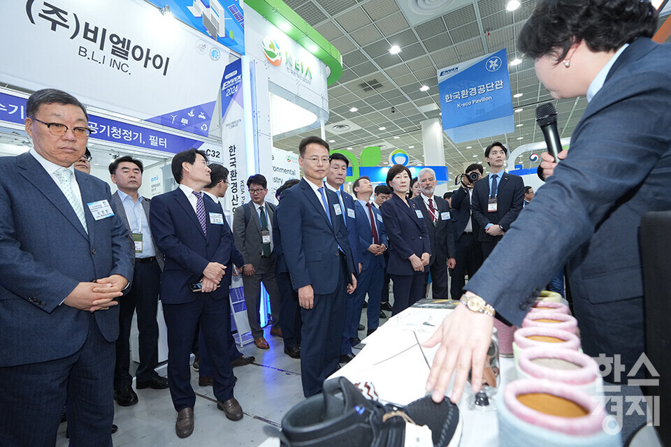 한화진 장관과 신진수 한국환경보전원 원장 등 주요 내빈들이 3일 오전 서울 강남구 코엑스에서 개막한 제45회 국제환경산업기술&그린에너지전을 둘러보고 있다. ATKO PLANNING INC. 부스 관계자가 제품 관련 설명을 하고 있다. /최대성 기자 dpdaesung@sporbiz.co.kr 2024.06.03.