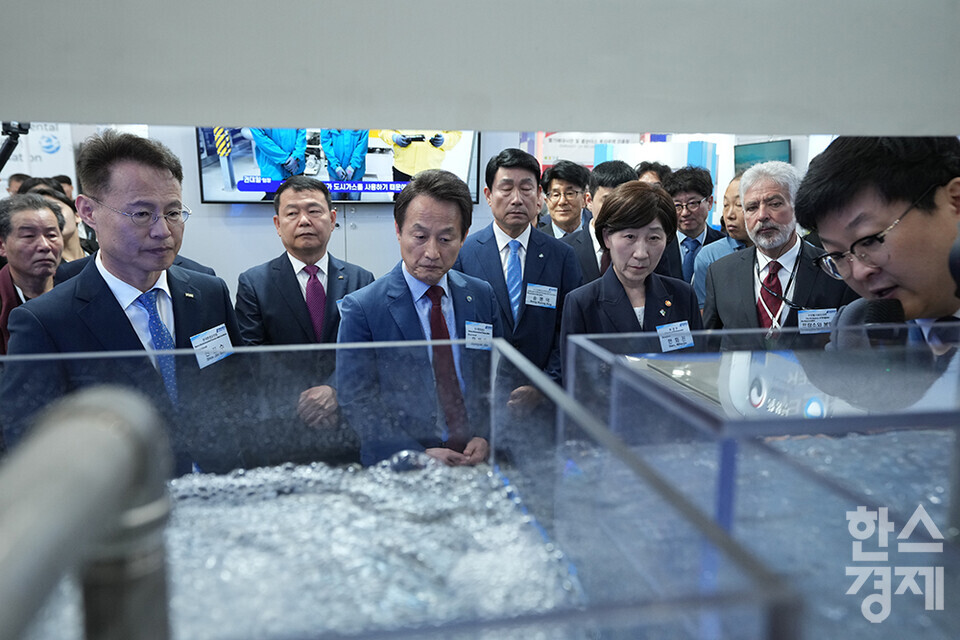 한화진 장관과 신진수 한국환경보전원 원장 등 주요 내빈들이 3일 오전 서울 강남구 코엑스에서 개막한 제45회 국제환경산업기술&그린에너지전을 둘러보고 있다. (주)아쿠아웍스 부스 관계자가 제품 관련 설명을 하고 있다. /최대성 기자 dpdaesung@sporbiz.co.kr 2024.06.03.