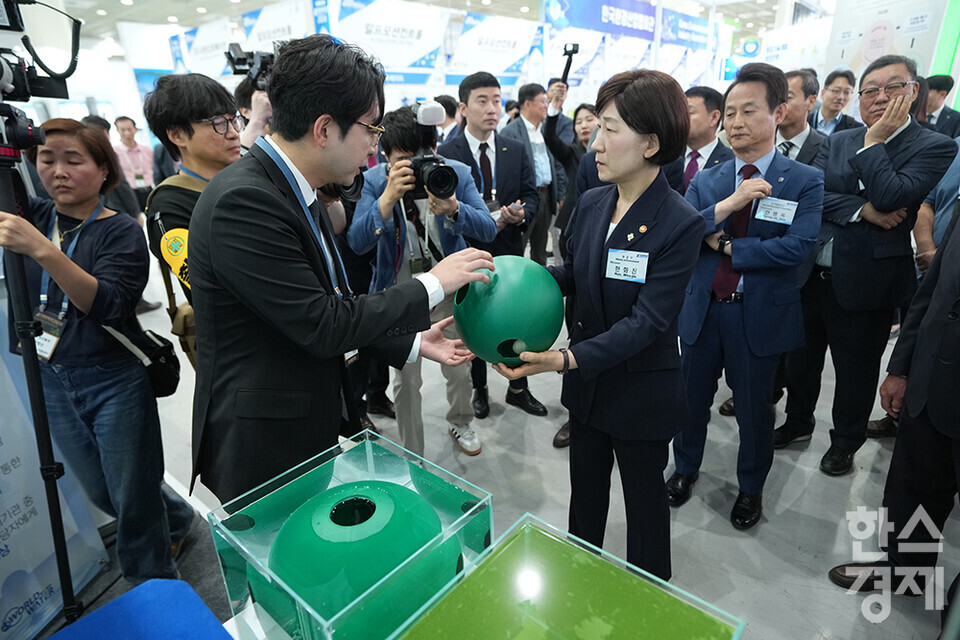 한화진 환경부 장관이 3일 오전 서울 강남구 코엑스에서 열린 제45회 국제환경산업기술&그린에너지전에 참가한 월드워터 부스 관계자에게 전력 없이, 물에 띄워놓으면 녹조가 제거되는 녹조 저감장치 그린볼에 대한 설명을 듣고 있다. /최대성 기자 dpdaesung@sporbiz.co.kr 2024.06.03.