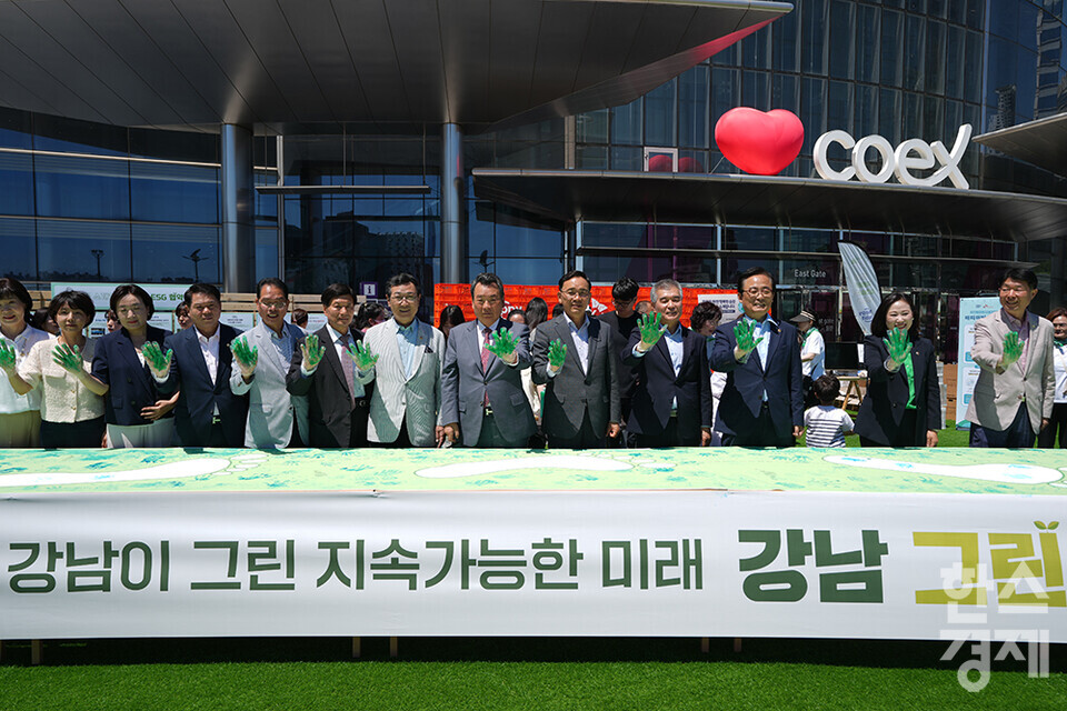 3일 오전 서울 강남구 코엑스에서 강남 그린 페스티벌 개막식이 진행되고 있다. 행사에 함께한 구, 기업, 어린이, 학부모 등이 손바닥과 발바닥 페인팅을 통해 탄소발자국을 만드는 퍼포먼스를 선보이고 있다. /최대성 기자 dpdaesung@sporbiz.co.kr 2024.06.03.