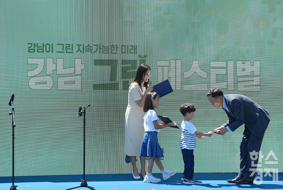 3일 오전 서울 강남구 코엑스에서 강남 그린 페스티벌 개막식이 열리고 있다. 탄소중립 실천 약속문을 낭독한 아이가 낭독문을 조성명 강남구청장(오른쪽)에게 전달하고 있다. /최대성 기자 dpdaesung@sporbiz.co.kr 2024.06.03.