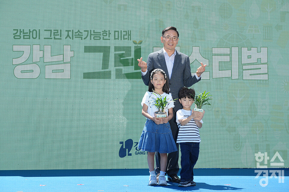 3일 오전 서울 강남구 코엑스에서 강남 그린 페스티벌 개막식이 열리고 있다. 탄소중립 실천 약속문을 낭독한 아이가 조성명 강남구청장에게 화답으로 받은 공기정화 식물을 들고 기념촬영을 하고 있다. /최대성 기자 dpdaesung@sporbiz.co.kr 2024.06.03.