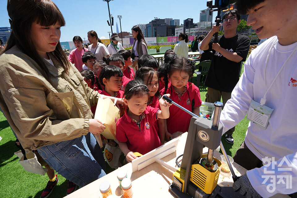 3일 오전 서울 강남구 코엑스에서 강남 그린 페스티벌이 진행되고 있다. 행사에 참가한 아이들이 SK텔레콤 부스서 플라스틱 업사이클링 체험을 하고 있다. /최대성 기자 dpdaesung@sporbiz.co.kr 2024.06.03.