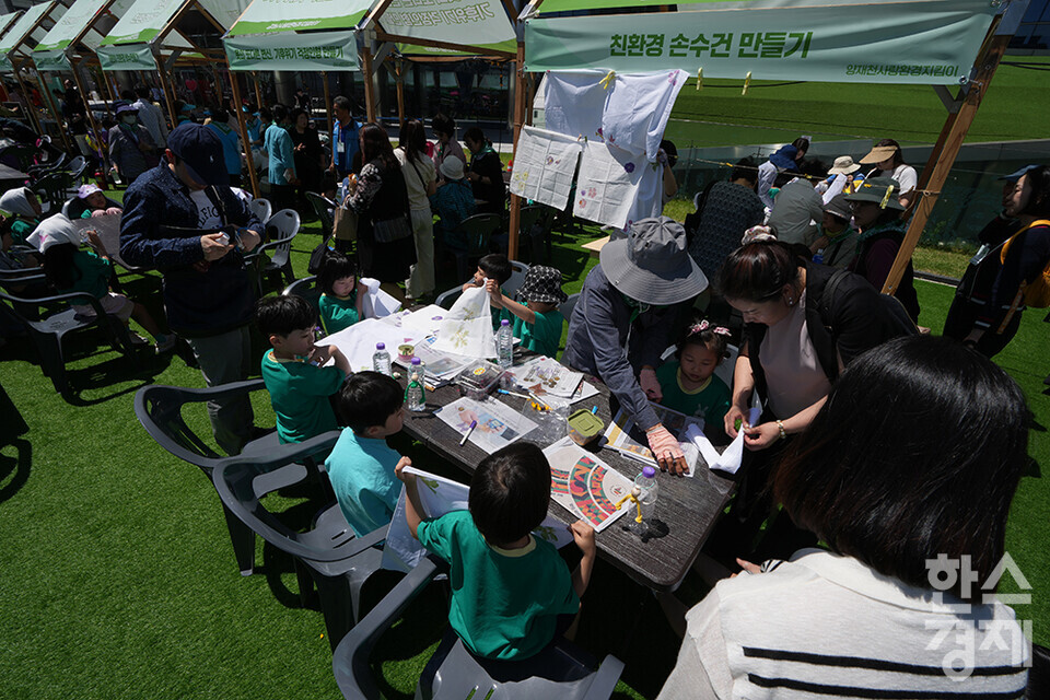 3일 오전 서울 강남구 코엑스에서 강남 그린 페스티벌이 진행되고 있다. 행사에 참가한 아이들이 친환경 손수건 만들기 체험을 하고 있다. /최대성 기자 dpdaesung@sporbiz.co.kr 2024.06.03.