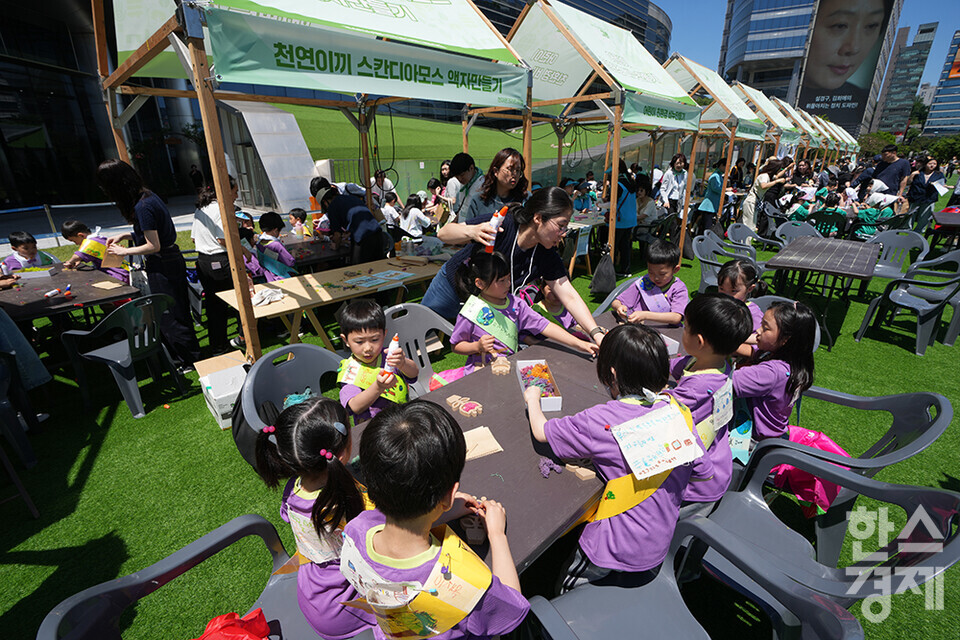 3일 오전 서울 강남구 코엑스에서 강남 그린 페스티벌이 진행되고 있다. 행사에 참가한 아이들이 천연이끼 스칸디아모스 액자 만들기 체험을 하고 있다. /최대성 기자 dpdaesung@sporbiz.co.kr 2024.06.03.