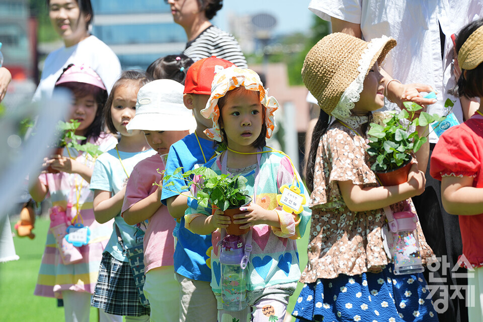 3일 오전 서울 강남구 코엑스에서 강남 그린 페스티벌이 진행되고 있다. 행사에 참가한 아이들이 자연보호서울시 강남구협의회 부스서 받은 탄소흡수원 식물 화분을 들고 서 있다. /최대성 기자 dpdaesung@sporbiz.co.kr 2024.06.03.
