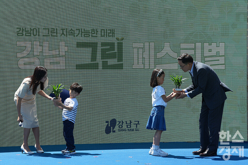 3일 오전 서울 강남구 코엑스에서 강남 그린 페스티벌 개막식이 열리고 있다. 탄소중립 실천 약속문을 낭독한 아이가 조성명 강남구청장(오른쪽)에게 공기정화 식물을 받고 있다. /최대성 기자 dpdaesung@sporbiz.co.kr 2024.06.03.