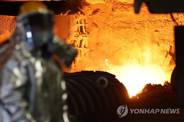지난해 1월 1일 경북 포항시 남구 제철동에 있는 포스코 포항제철소 2고로에서 한 직원이 용광로에서 쇳물을 만드는 작업을 하고 있다. / 연합뉴스 제공