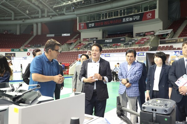 제21회 안양스마T움축제 사진1(드론 전시). 안양시(시장 최대호)는 지난 1~2일 안양종합운동장 실내체육관 일원에서 개최한 ‘제21회 안양스마T움축제’를 성황리에 마쳤다./ 안양시 제공