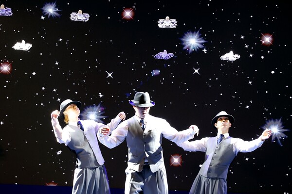 제21회 안양스마T움축제 사진2(개막식). 이 자리에서는 푸드트럭에서 주문한 음식이 완성되자 자율주행 드론을 통해 손님에게 배송되고, 개막식에서 선보인 ‘드론테인먼트’도 드론과 함께하는 멋진 공연으로 관람객들의 눈길을 끌었다./ 안양시 제공