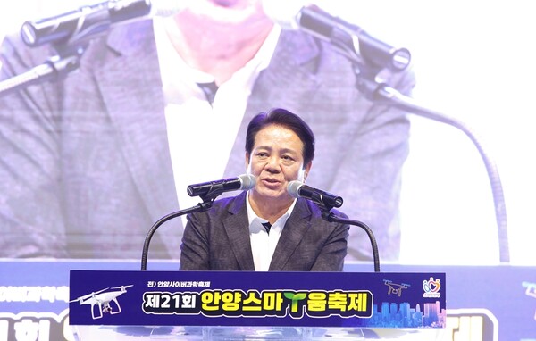제21회 안양스마T움축제 사진4(최대호 안양시장). 최대호 안양시장은 “안양스마T움축제가 급변하는 시대 속에서 혁신적인 아이디어와 기술을 공유하고 경험할 수 있는 장이 되어 청소년들이 미래의 핵심 인재로 성장하길 기대한다”고 말했다./ 안양시 제공