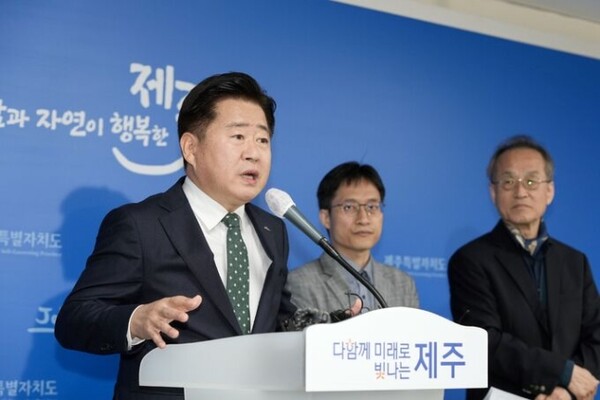 오영훈 제주도지사와 최재천 생태법인 제도화 워킹그룹 위원장 등이 지난해 11월 13일 생태법인 제도 도입 제주특별법 개정 기자회견에 참석했다. / 제주도 제공.