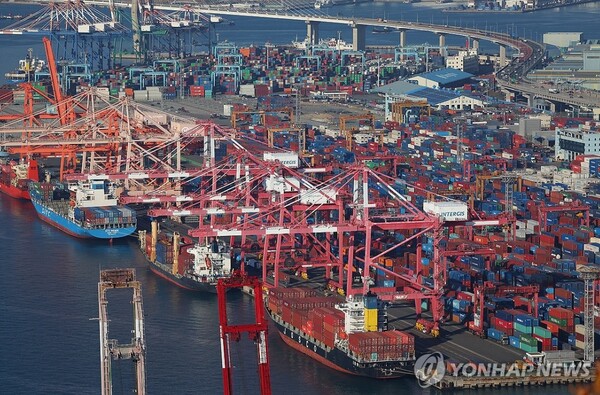 하반기 수출이 IT산업군 고성장, 자동차 등 기계산업군의 수출 호조, 소재산업 수출 회복세 에 따라 9.3% 증가할 것으로 전망됨에 따라 정부가 목표로 하고 있는 수출 7000억달러(961조4500억원) 달성도 가능할 수 있다는 전망이 나왔다. / 연합뉴스