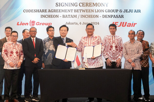 4일(현지시간) 오전 인도네시아 자카르타 페어몬트 호텔에서 김이배 제주항공 대표이사(사진 왼쪽에서 6번째), Capt.Daniel Putut Kuncoro Adi 라이온에어 그룹회장(사진 오른쪽에서 4번째) 등 관계자들이 참석한 가운데 기념촬영을 하고 있다. / 제주항공 제공