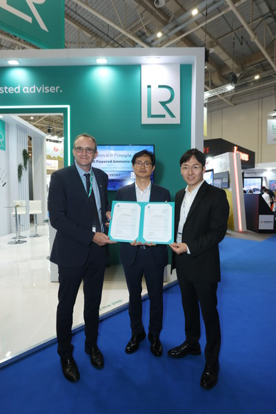 암모니아 연료전지 추진 AIP 인증 기념사진(좌측부터 Andy McKeran 로이드 최고 사업책임자, 장해기 삼성중공업 부사장, 우성훈 Amogy 대표) / 삼성중공업 제공