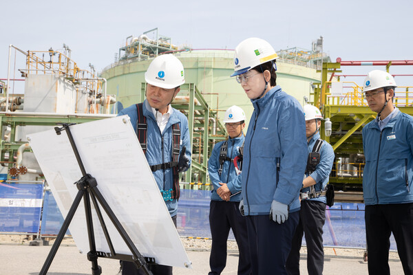 최연혜 한국가스공사 사장(앞줄 오른쪽)은 천연가스 생산설비 운영 현황과 안전관리 실태 점검을 위해 5일인천 LNG 생산기지를 방문했다. / 가스공사 제공. 