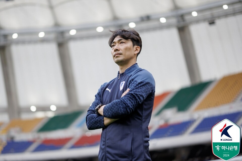2일 부산 아이파크 원정에서 데뷔전을 치른 변성환 수원 감독. /한국프로축구연맹 제공