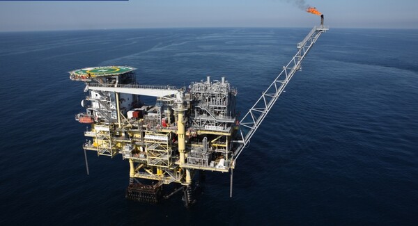 정부 주도로 한국석유공사가 연말부터 동해 심해 시추 탐사에 나선다고 밝힌 가운데, 이 사업으로 생기는 많은 온실가스는 등한시 해 국제 사회에 약속한 탄소중립 계획과 전면 배치되는 이율배반적인 사업을 펼치고 있다는 지적이다. / 연합뉴스