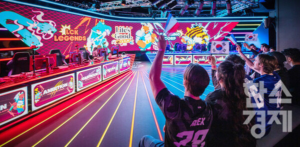전직 프로게이머들로 구성된 한국 올스타팀과 프랑스 e스포츠팀 ‘카민 코프’의 경기가 열린 행사장 모습. / LG전자
