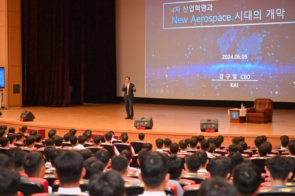 공군사관학도생을 대상으로 특강을 하고 있는 KAI 강구영 사장. /KAI 제공