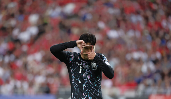 6일(현지시간) 싱가포르 국립경기장에서 열린 2026 북중미 월드컵 아시아 2차 예선 조별리그 C조 5차전 한국과 싱가포르의 경기. 팀 세번째 골을 넣은 손흥민이 세리머니를 하고 있다. /연합뉴스