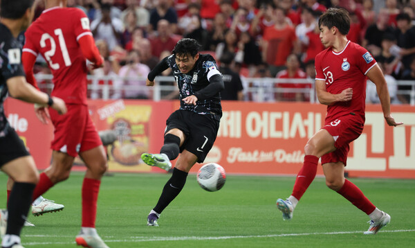 6일(현지시간) 싱가포르 국립경기장에서 열린 2026 북중미 월드컵 아시아 2차 예선 조별리그 C조 5차전 한국과 싱가포르의 경기. 후반전 손흥민이 추가골을 넣고 있다. /연합뉴스