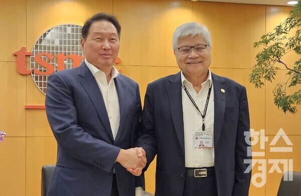 최태원 SK 그룹 회장(왼쪽)과 TSMC 웨이저자 회장이 6일 대만 타이베이 TSMC 본사에서 기념 촬영을 하고 있다. / SK