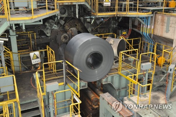 포스코 광양제철소 4열연공장 내 작업 장면 / 연합뉴스 제공