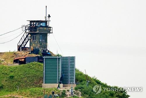 정부의 9·19 군사합의 효력정지 결정으로 대북 확성기 방송 재개는 물론 군사분계선 일대의 군사 훈련이 가능해진 가운데 7일 경기도 파주 접경 지역에 기존 대북 방송 확성기가 있었던 군사 시설물이 여전히 자리를 지키고 있다. 해당 시설물 안에 확성기가 설치됐는지는 확인되지 않았다. /연합뉴스