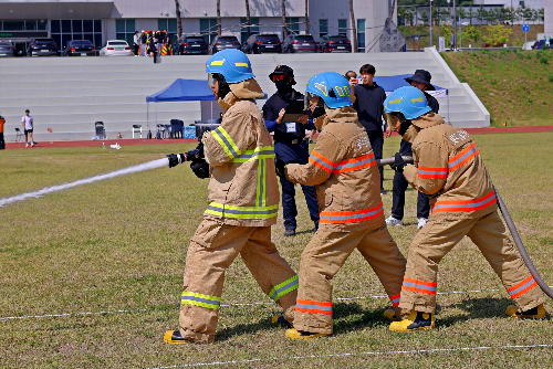 제37회 전국소방기술경연대회에 출전한 롯데물산 자체 소방대가 경연을 펼치고 있다. /롯데물산