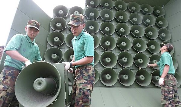대북 확성기를 설치하는 모습이다. /연합뉴스