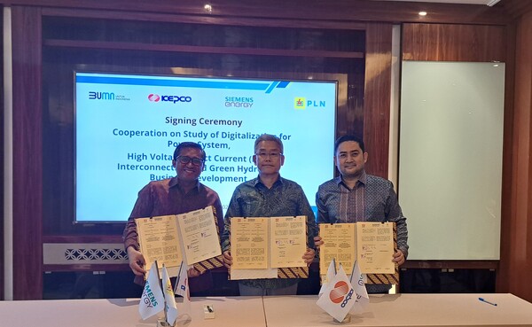 한국전력 김동철 사장이 8~10일 인도네시아를 방문해 에너지기업과 협력을 강화하는 MOU를 체결했다. 참석자들이 MOU 체결 후 기념촬영을 하고 있다. (왼쪽부터 하르탄토 위보워 인도네시아 전력공사(PLN) 부사장, 김동철 한전 사장, 안딜로 하라합 지멘스에너지 인도네시아 대표) / 한국전력 제공