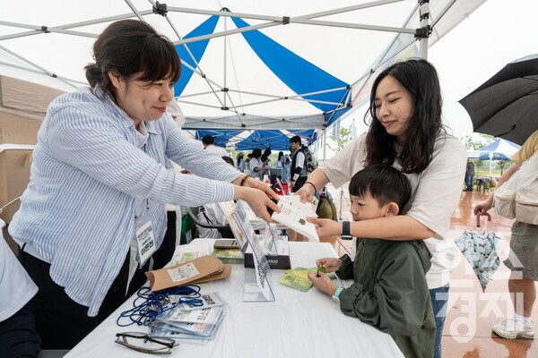 지난 8일 대구시 달성군에서 개최된 ‘제10회 달성습지 생물다양성 축제’에 참여한 시민들이 증정품을 받고 있다. / 효성