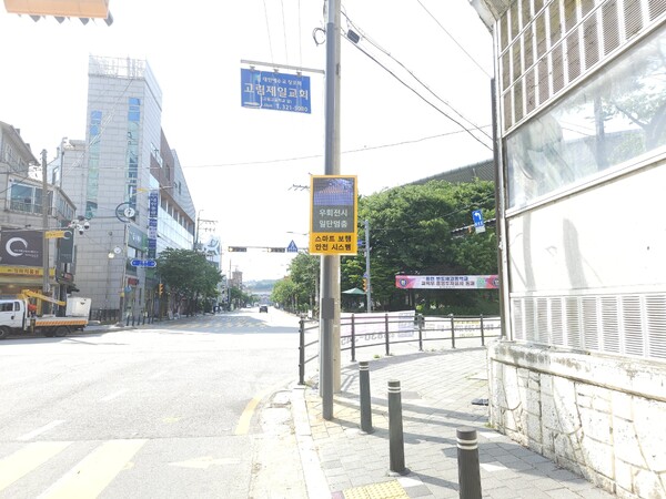 용인특례시는 ‘우회전 안내전광판’ 설치에 어린이와 학생들의 통학로와 운전자의 우회전 시야 확보가 어려운 곳을 우선 선정했다./ 용인특례시 제공